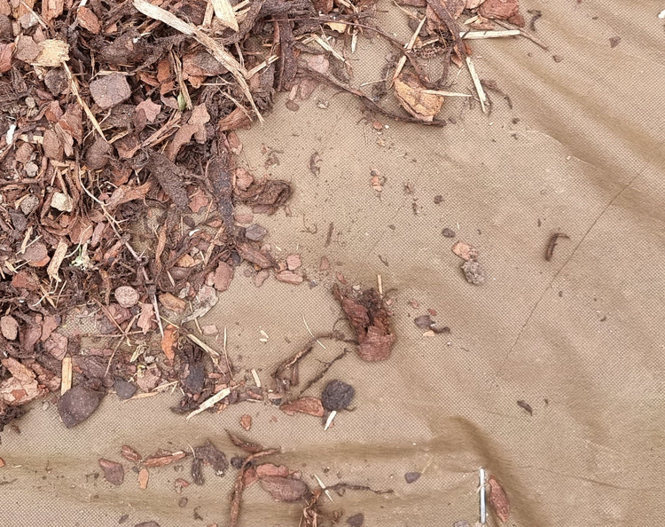 Isolates mulching material