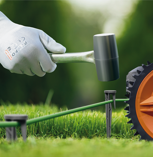 Säkringspinnar för begränsningsslingor för robotgräsklippare