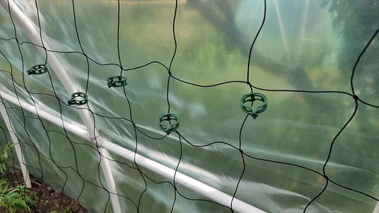 GARDENIX Net für Garten und Gewächshaus mit Maschenweite (10 cm), für den Wachstum von Tomaten, Gurken und Kletterpflanzen und 100 STK. Pflanzenclipy